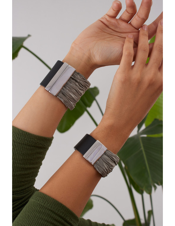 Czarna skórzana bransoleta damska z siatką stalową i matowym magnetycznym zapięciem