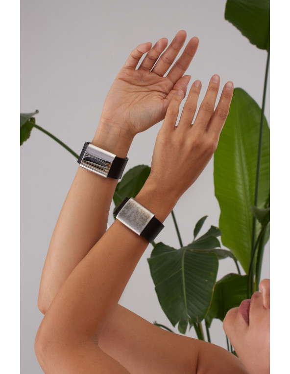 Czarna bransoleta ze skóry z błyszczącym stalowym elementem i magnetycznym zapięciem