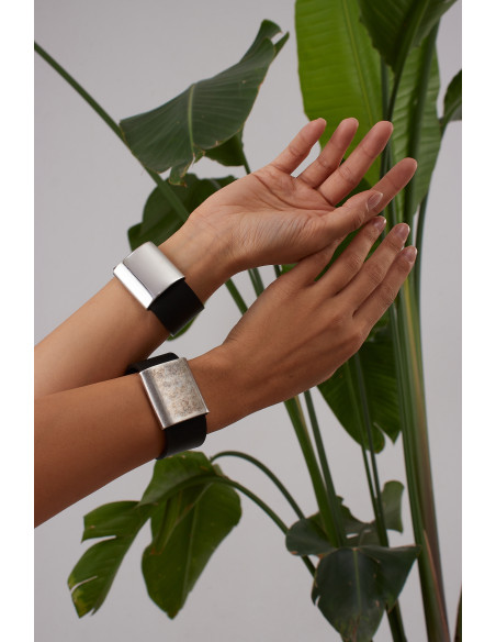 Czarna skórzana bransoleta z matowym stalowym elementem i zapięciem magnetycznym