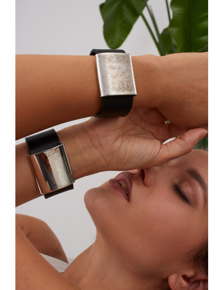 Czarna bransoleta ze skóry z błyszczącym stalowym elementem i magnetycznym zapięciem