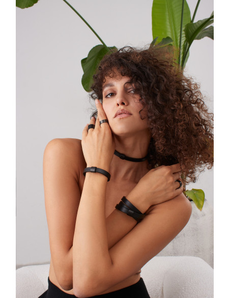 Czarna bransoleta skórzana z czarnym matowym elementem ze stali