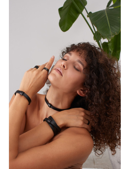 Czarny choker ze skóry naturalnej i matowej stali szlachetnej z regulowanym zapięciem