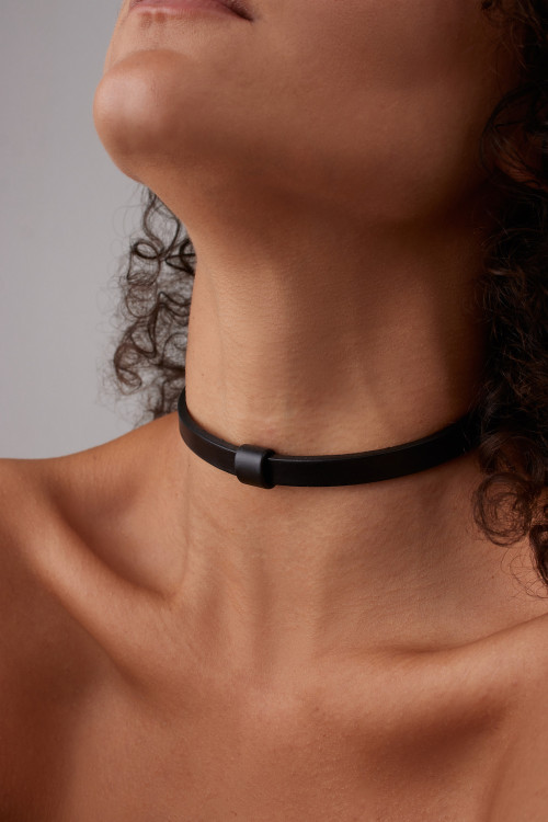 Czarny choker ze skóry naturalnej i matowej stali szlachetnej z regulowanym zapięciem