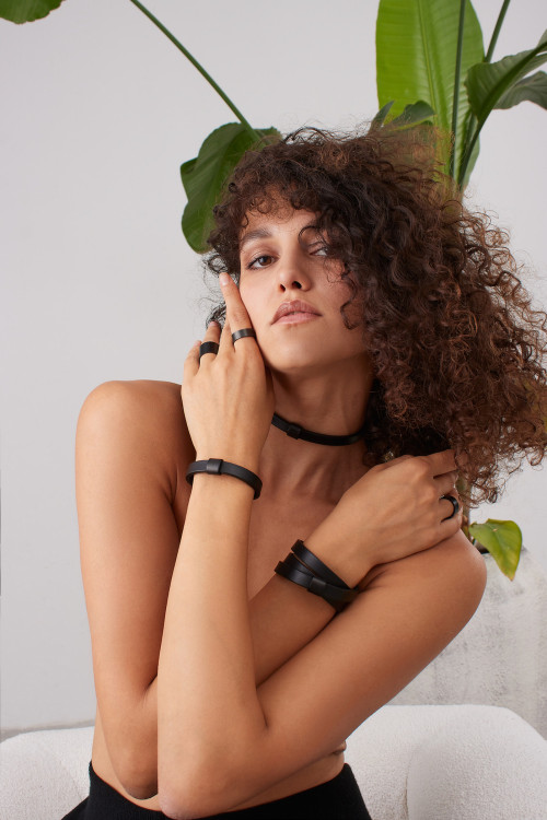 Czarny choker ze skóry naturalnej i matowej stali szlachetnej z regulowanym zapięciem