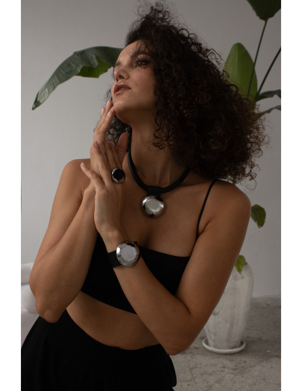 Skórzany choker z czarnego rzemienia z błyszczącą kulą ze stali szlachetnej