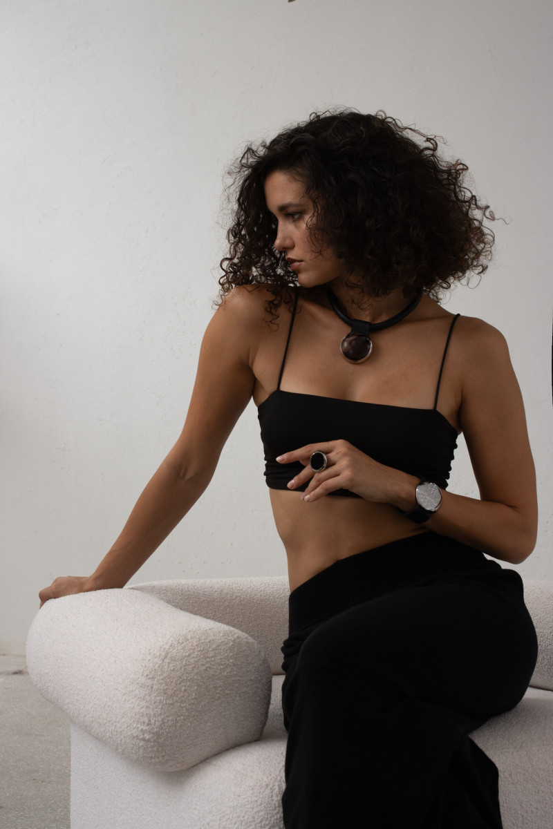 Skórzany choker z czarnego rzemienia z matową kulą ze stali szlachetnej i srebrnym magnetycznym zapięciem