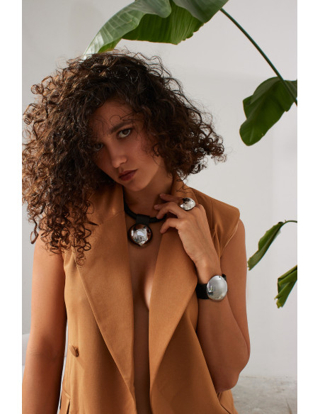 Pierścionek ze stali szlachetnej w formie półkuli o nowoczesnym designie Pierścionek ze stali szlachetnej w formie półkuli o nowoczesnym designie