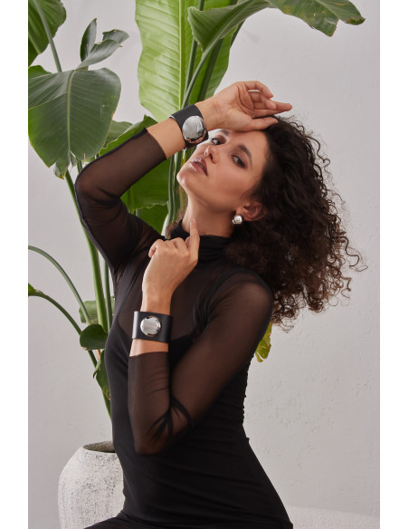 Szeroka czarna bransoleta ze skóry z błyszczącą półkulą ze stali