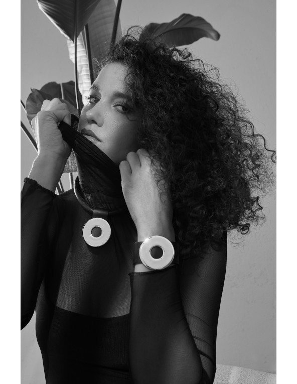 Czarna skórzana bransoleta z błyszczącym, pozłacanym kołem ze stali i magnetycznym zapięciem