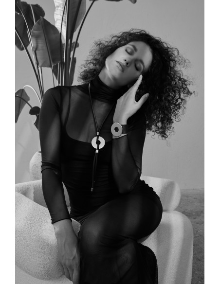 Czarna skórzana bransoleta z błyszczącym, pozłacanym kołem ze stali i magnetycznym zapięciem