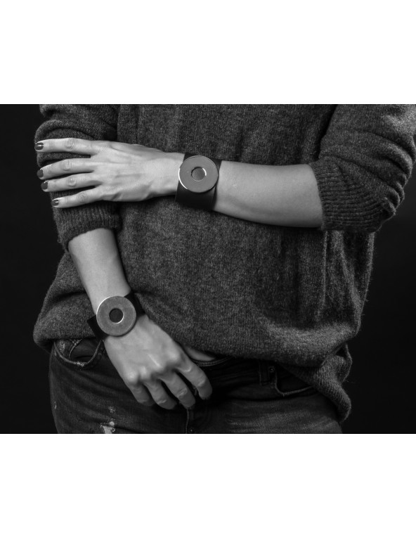 Czarna bransoleta ze skóry z dużym, pozłacanym, błyszczącym elementem ze stali szlachetnej