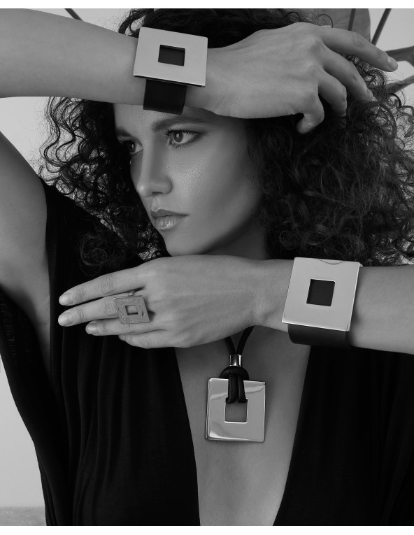 Czarna skórzana bransoleta damska z pozłacanym kwadratem i magnetycznym złotym zapięciem