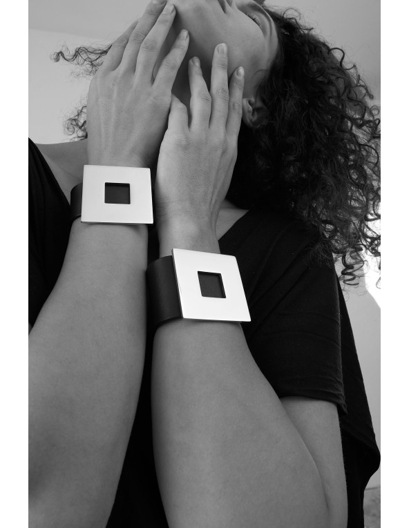 Czarna skórzana bransoleta damska z pozłacanym kwadratem i magnetycznym złotym zapięciem