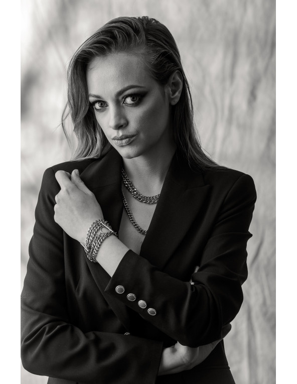 Podwójnie owijana srebrna bransoleta pancerka ze stali szlachetnej o szerokości 8 mm.