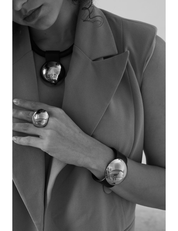 Naszyjnik choker ze skóry naturalnej z pozłacaną stalową kulą w błyszczącym wykończeniu.