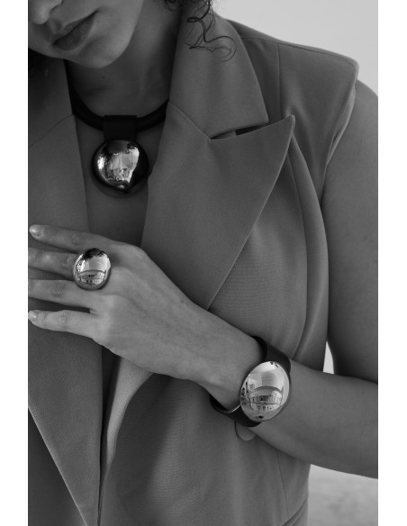 Naszyjnik choker ze skóry naturalnej z pozłacaną stalową kulą w błyszczącym wykończeniu.