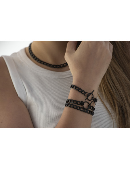 Podwójnie owijana czarna matowa bransoleta pancerka ze stali szlachetnej o szerokości 8 mm.