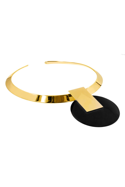 Pozłacany choker ze stali szlachetnej z ozdobną zawieszką w nowoczesnym stylu.