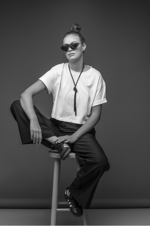 Prosty czarny naszyjnik ze skóry i stali szlachetnej w matowym odcieniu