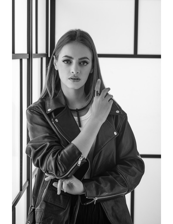 Czarny naszyjnik z kauczuku z prostokątnym matowym elementem ze stali szlachetnej.