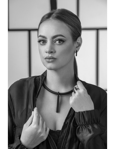 Czarny naszyjnik z kauczuku z prostokątnym matowym elementem ze stali szlachetnej.