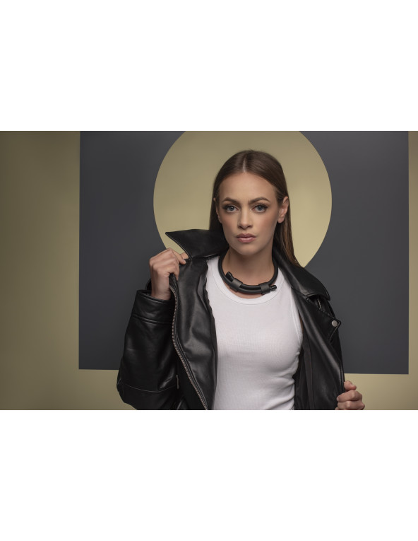 Regulowany naszyjnik typu choker z czarnej skóry i czarnej matowej stali szlachetnej.