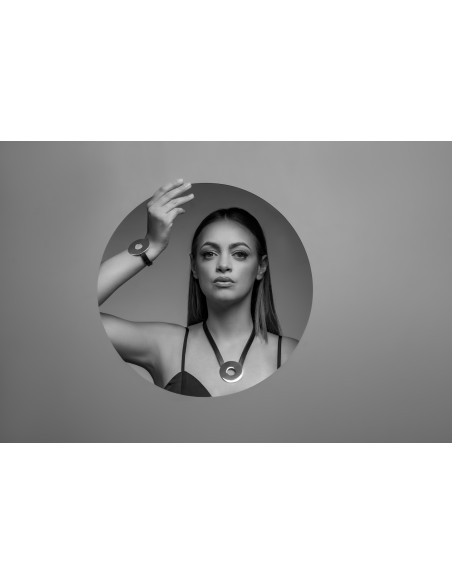 Czarna skórzana bransoleta z dużym błyszczącym elementem ze stali szlachetnej i regulowanym zapięciem