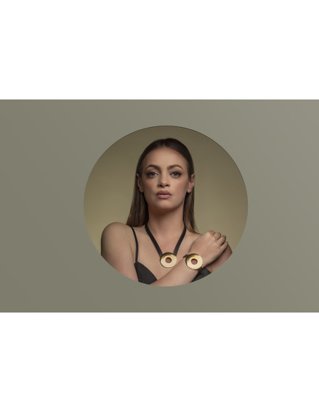 Czarna skórzana bransoleta z dużym, błyszczącym pozłacanym elementem i regulowanym zapięciem