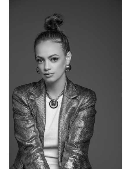 Pozłacany naszyjnik z podwójnym łańcuchem i ozdobną półkulą ze stali szlachetnej.