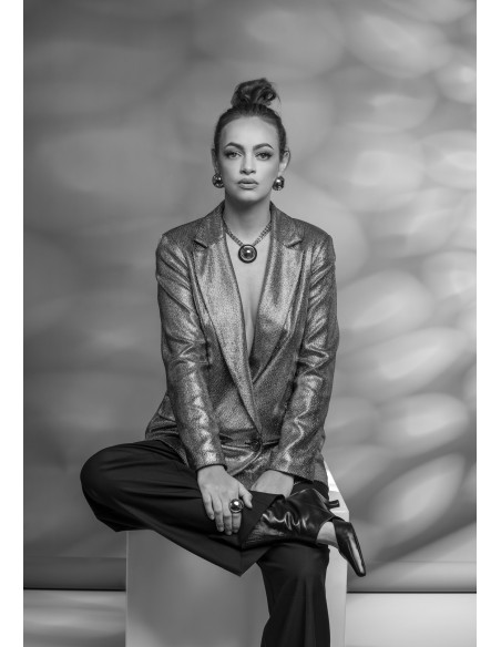 Pozłacany naszyjnik z podwójnym łańcuchem i ozdobną półkulą ze stali szlachetnej.