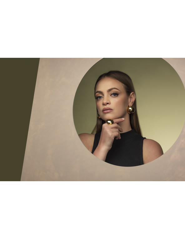 Lekkie pozłacane kolczyki półkule ze stali szlachetnej w złotym odcieniu.