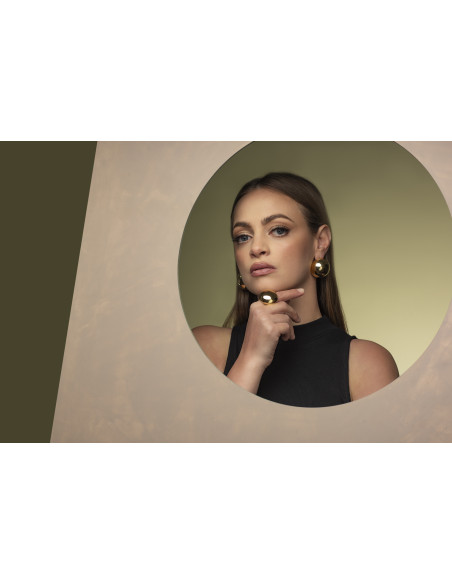 Lekkie pozłacane kolczyki półkule ze stali szlachetnej w złotym odcieniu.