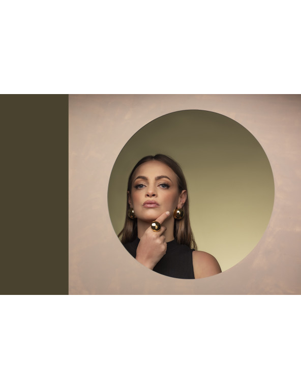 Lekkie pozłacane kolczyki półkule ze stali szlachetnej w złotym odcieniu.