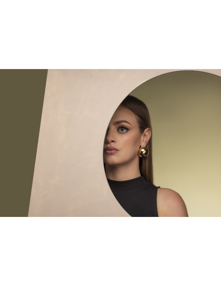 Lekkie pozłacane kolczyki półkule ze stali szlachetnej w złotym odcieniu.