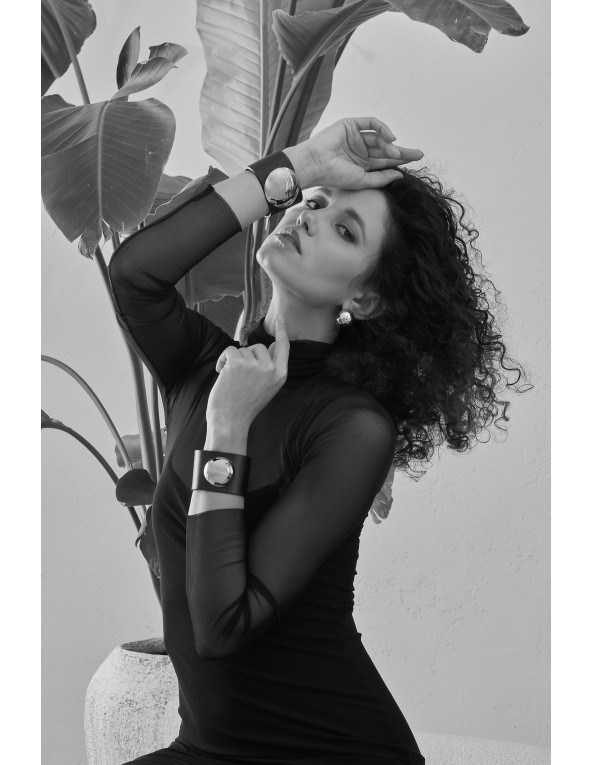 Szeroka czarna skórzana bransoleta z dużą złotą półkulą ze stali szlachetnej i magnetycznym zapięciem