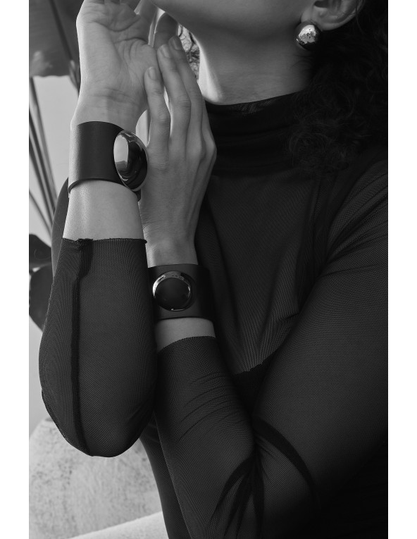 Szeroka czarna skórzana bransoleta z dużą złotą półkulą ze stali szlachetnej i magnetycznym zapięciem