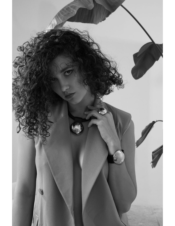 Czarna bransoleta skórzana z pozłacaną półkulą ze stali i magnetycznym zapięciem