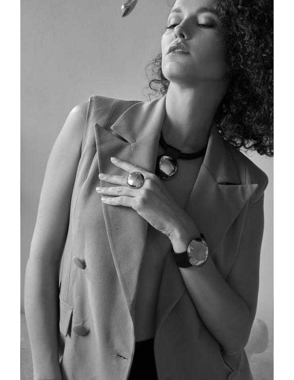 Czarna bransoleta skórzana z pozłacaną półkulą ze stali i magnetycznym zapięciem