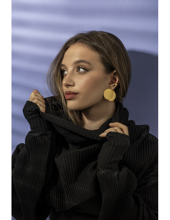 Złote kolczyki blaszki w kształcie koła ze stali szlachetnej o błyszczącym wykończeniu.