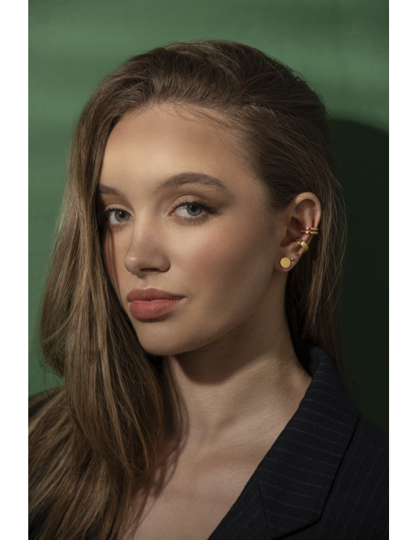 Złote kolczyki blaszki ze stali szlachetnej w kształcie kółek.