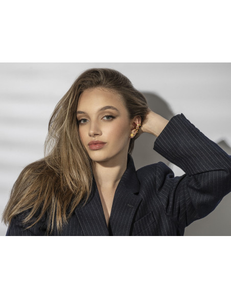 Złote kolczyki kuleczki 2 mm ze stali szlachetnej o błyszczącym wykończeniu.