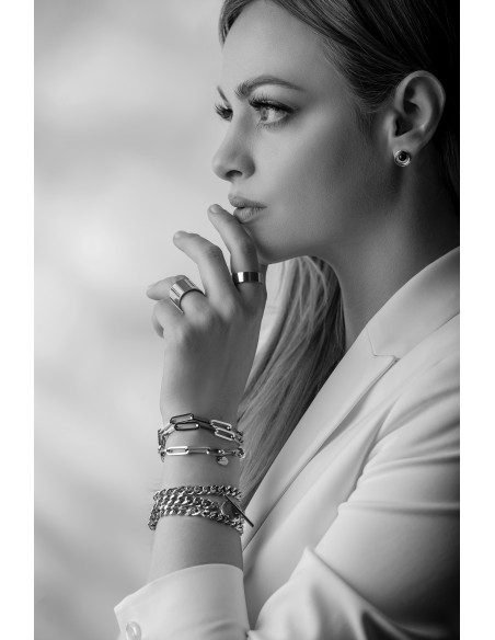 Bransoleta ze srebrnej stali szlachetnej z dużymi ogniwami owijana trzykrotnie wokół nadgarstka