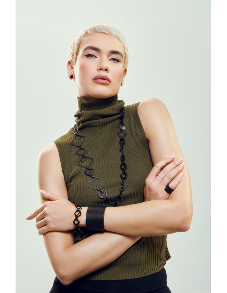 Kolczyki kwadraty z czarnej matowej stali szlachetnej w minimalistycznym stylu.