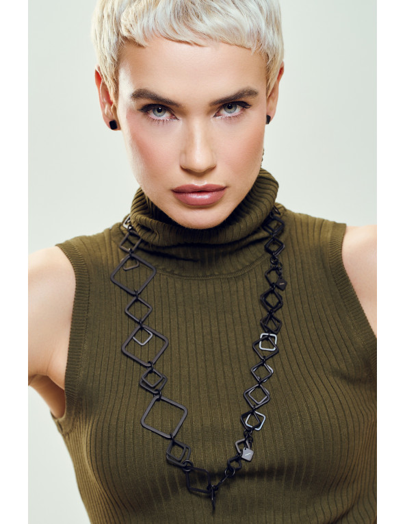 Kolczyki kwadraty z czarnej matowej stali szlachetnej w minimalistycznym stylu.