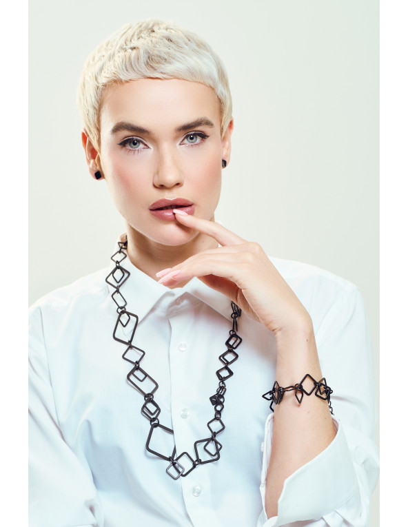 Kolczyki kwadraty z czarnej matowej stali szlachetnej w minimalistycznym stylu.