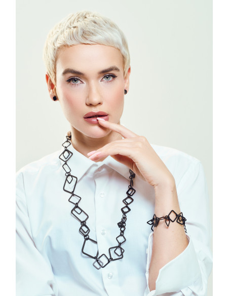 Kolczyki kwadraty z czarnej matowej stali szlachetnej w minimalistycznym stylu.