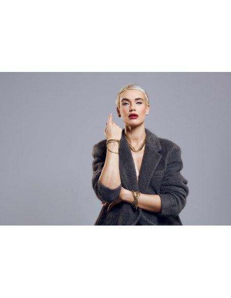 Złoty naszyjnik choker ze stali szlachetnej połączony z trzech różnych łańcuszków.