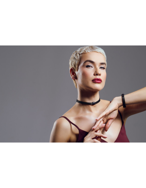 Czarny matowy choker ze stali szlachetnej z subtelnym elementem.