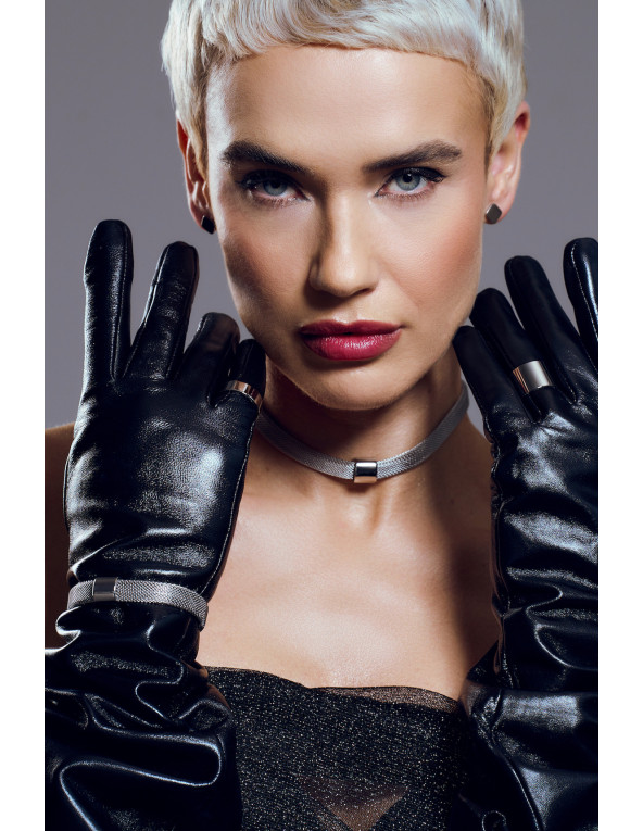 Srebrny choker ze stali szlachetnej z błyszczącym elementem.