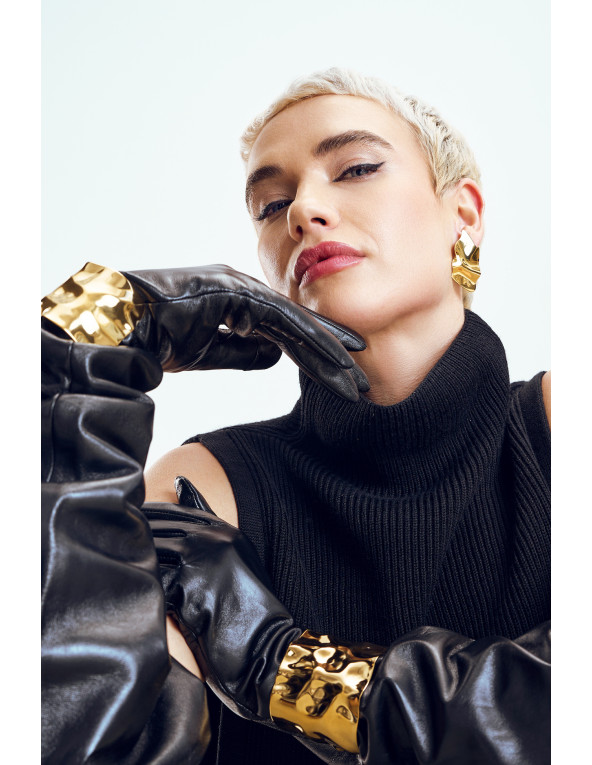 Złota szeroka bransoleta z gniecionej stali szlachetnej o błyszczącym wykończeniu